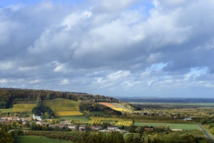 France, Meuse (55), Parc régional de Lorraine, Cotes de Meuse, le village de Viéville-sous-les-Côtes et la plaine de la Woëvre