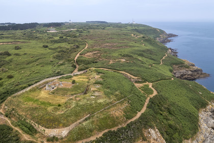 France, Morbihan (56), Ile de Groix, Batterie du Bas Grognon à Quelhuit,  un des éléments défensifs de Port-Louis à l'époque de la Compagnie des Indes (vue aérienne)