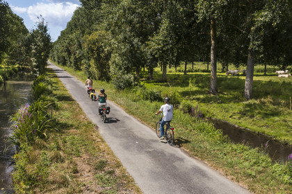 France, Deux-Sèvres (79), le Marais Poitevin, la Venise Verte, Sansais, randonnée à bicyclette le long de la Sèvre Niortaise sur la voie cyclable de la Vélo Francette (vue aérienne)
