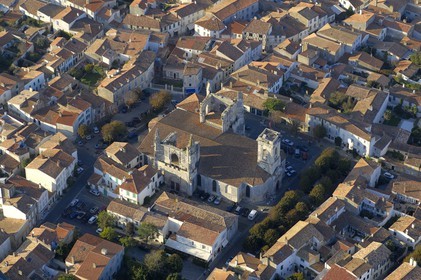 France, Charente-Maritime (17), ile de Ré, ville de Saint-Martin-de-Ré, église Saint-Martin (vue aérienne)