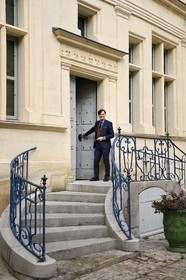 France, Aisne (02), Château-Thierry, Musée Jean de La Fontaine - Ville de Chateau-Thierry dans la maison natale du poète, le directeur du pole muséal Nicolas Rousseau sur le perron