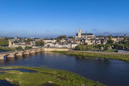 France, Nièvre (58), Nevers, les iles sur la Loire en amont du Pont de la Loire, le quai de Mantoue, la cathédrale Saint-Cyr-et-Sainte-Julitte et le palais ducal en arrière plan (vue aérienne)