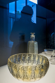 France, Bas-Rhin (67), Wingen-sur-Moder, le musée Lalique, coupe Perruches en verre opalescent moulé-pressé patiné vert créée par René Lalique en 1931