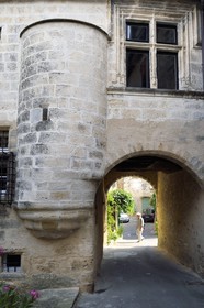 France, Vaucluse (84), Parc Naturel Regional du Luberon, Cucuron, labellisé Les Plus Beaux Villages de France, Maison de la Reine Jeanne (Renaissance) dans le quartier Saint Michel