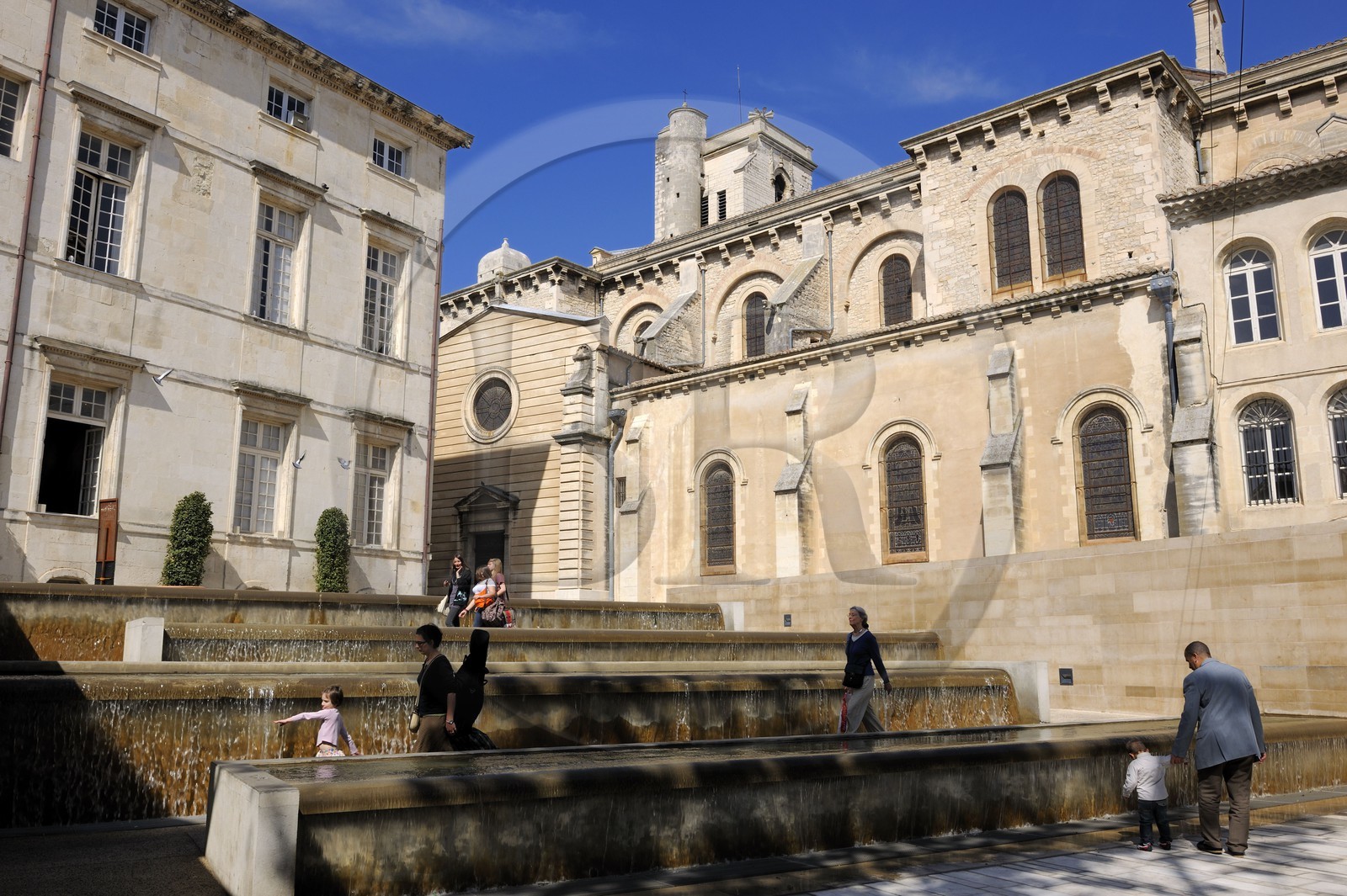 France, Gard (30), Nimes, place du Chapitre, la monumentale fontaine en escalier et la Cathédrale Notre-Dame-et-Saint-Castor