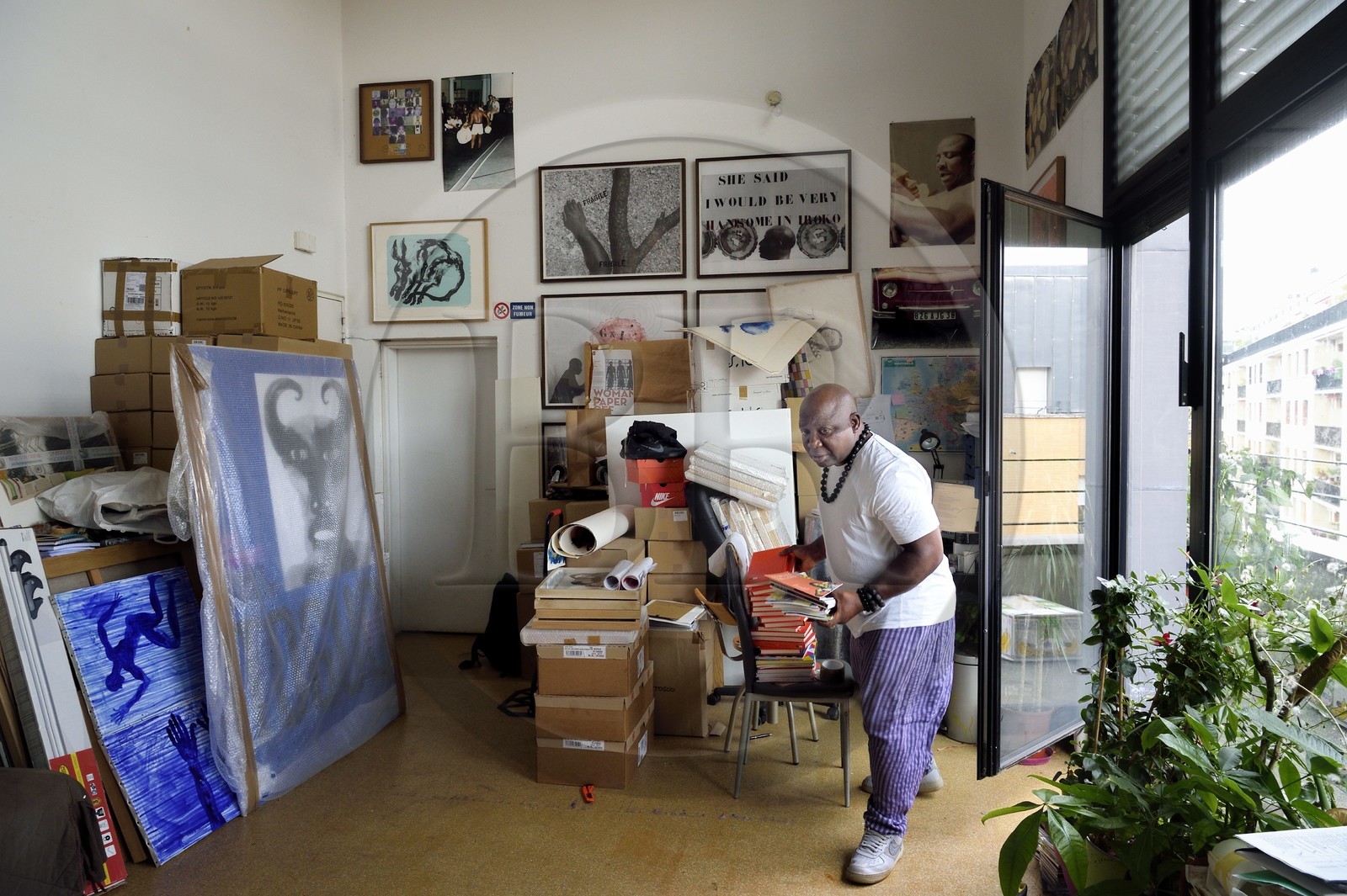 France, Paris (75), Barthelemy Toguo, l'artiste fondateur de Bandjoun Station, dans son atelier parisien
