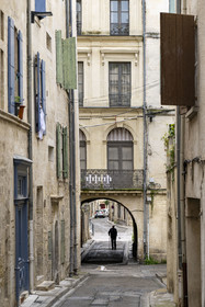 France (30), Gard, Beaucaire, rue Roger Salengro, un des nombreux passages voutés de la vielle ville