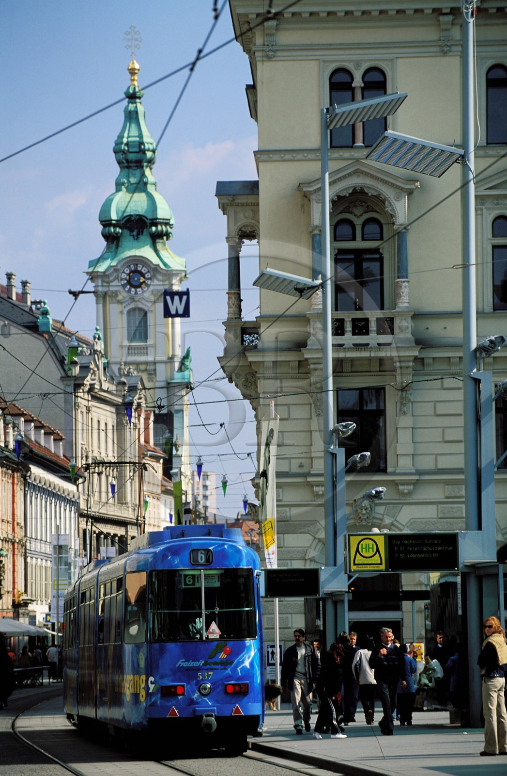 Autriche, Styrie, Graz, centre historique classé Patrimoine Mondial de l'UNESCO, tramway sur la Herrengrasse, rue principale