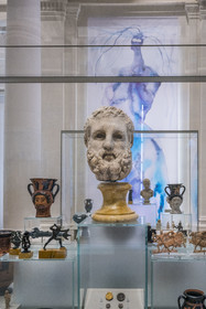 France, Paris (75), Bibliothèque Nationale de France, site Richelieu, la Salle des Colonnes, tête colossale d'Héraclès, Grêce, 3e-2e siècle av. J.-C.