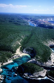 France, Corse-du-Sud (2A), crique à l' ouest de Bonifacio (vue aérienne)