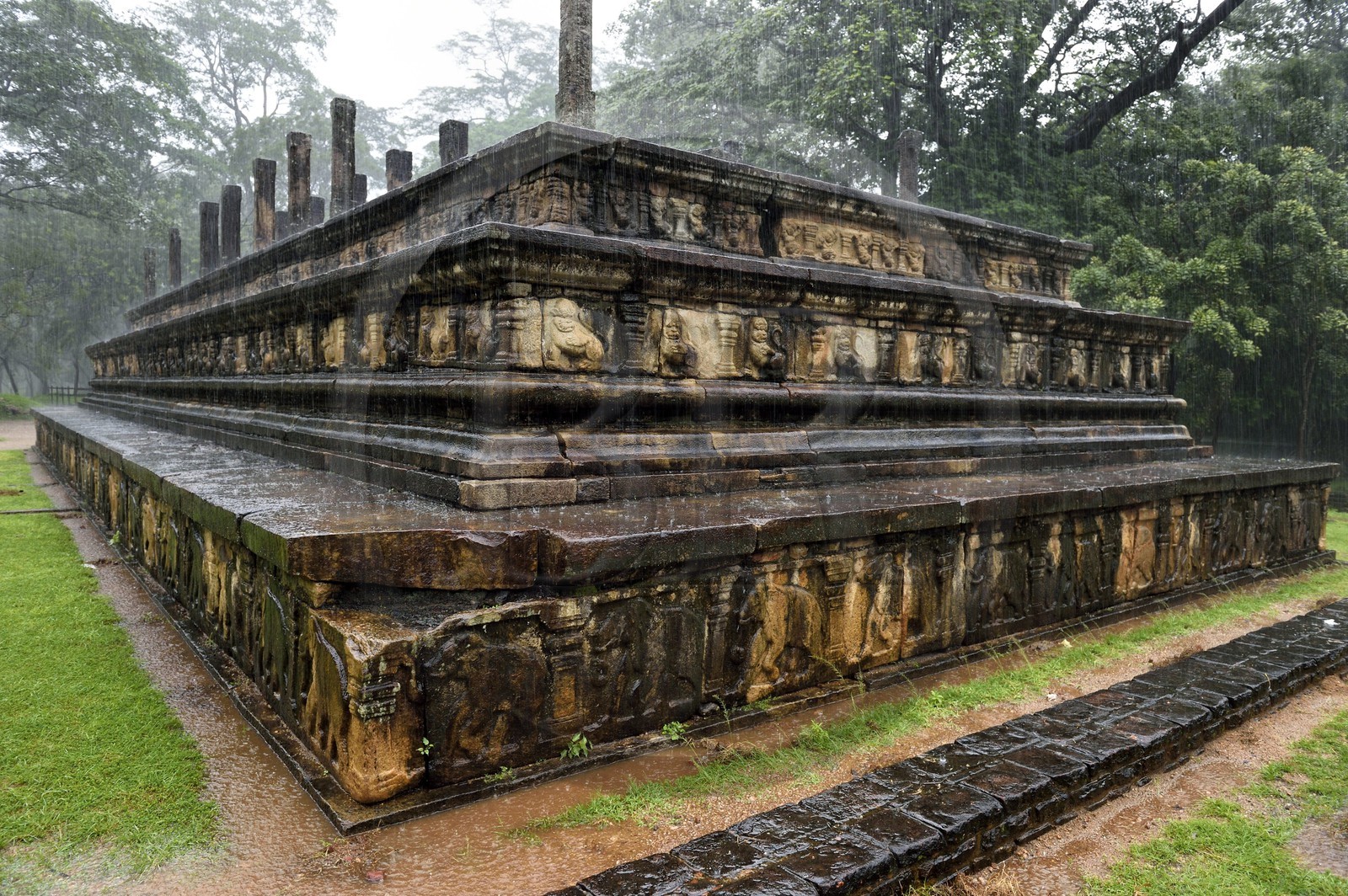 Sri Lanka, province du Centre-Nord, Polonnaruwa, l'ancienne capital du pays (XIe au XIIIe siècle) est classée au Patrimoine Mondial de l'UNESCO, Chambre du Conseil (Raja Sabahawa) datant du XIIe siècle