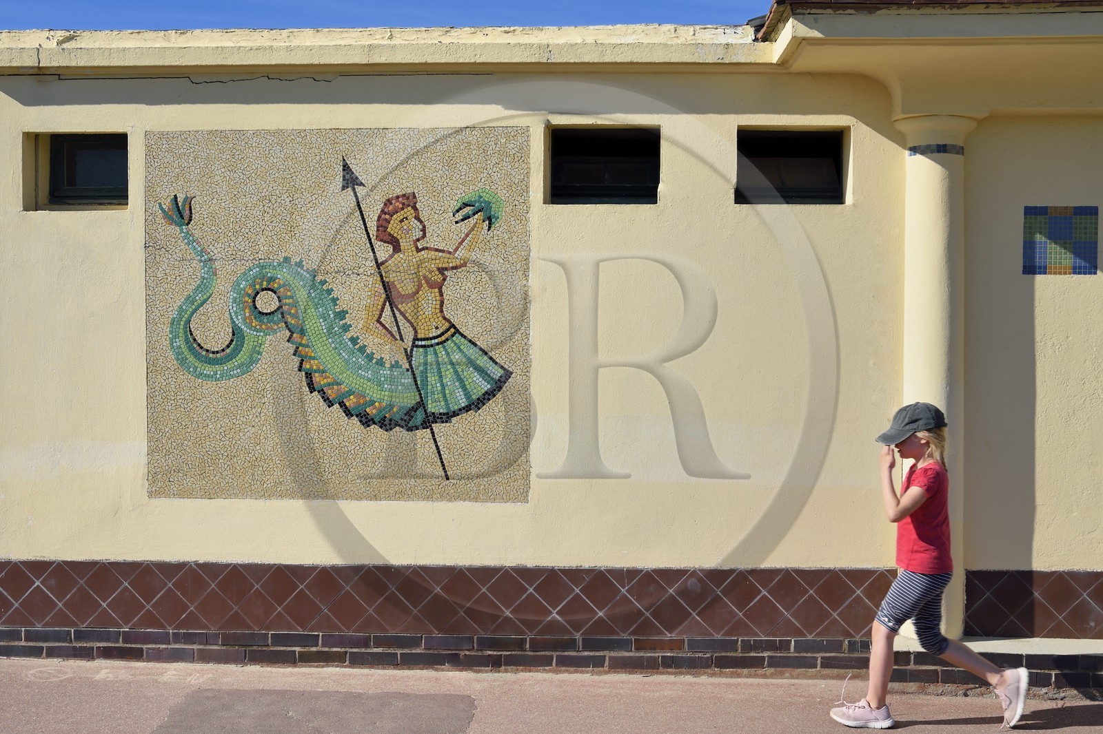 France, Calvados (14), Pays d'Auge, Deauville, établissement des Bains Pompéiens de style Art déco qui borde les cabines de bain sur la plage