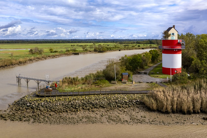 France, Loire-Atlantique (44), Cordemais, collection d'art contemporain à ciel ouvert Estuaire, la Villa Cheminée réalisé par l'artiste japonais Tatzu Nishi sur les rives de la Loire, oeuvre d'art mais aussi maison d'hôtes insolite (vue aérienne)