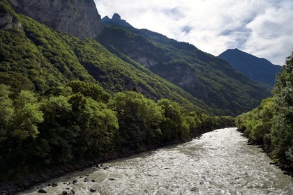 Suisse, Canton de Vaud, Lavey-Morcles, le fleuve Rhône encore tumultueux quelques kilomètres en amont du Lac Léman