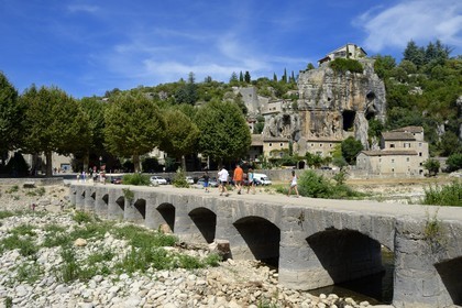 France, Ardèche (07), Gorges de l'Ardèche, Labeaume, pont sur la rivière La Beaume