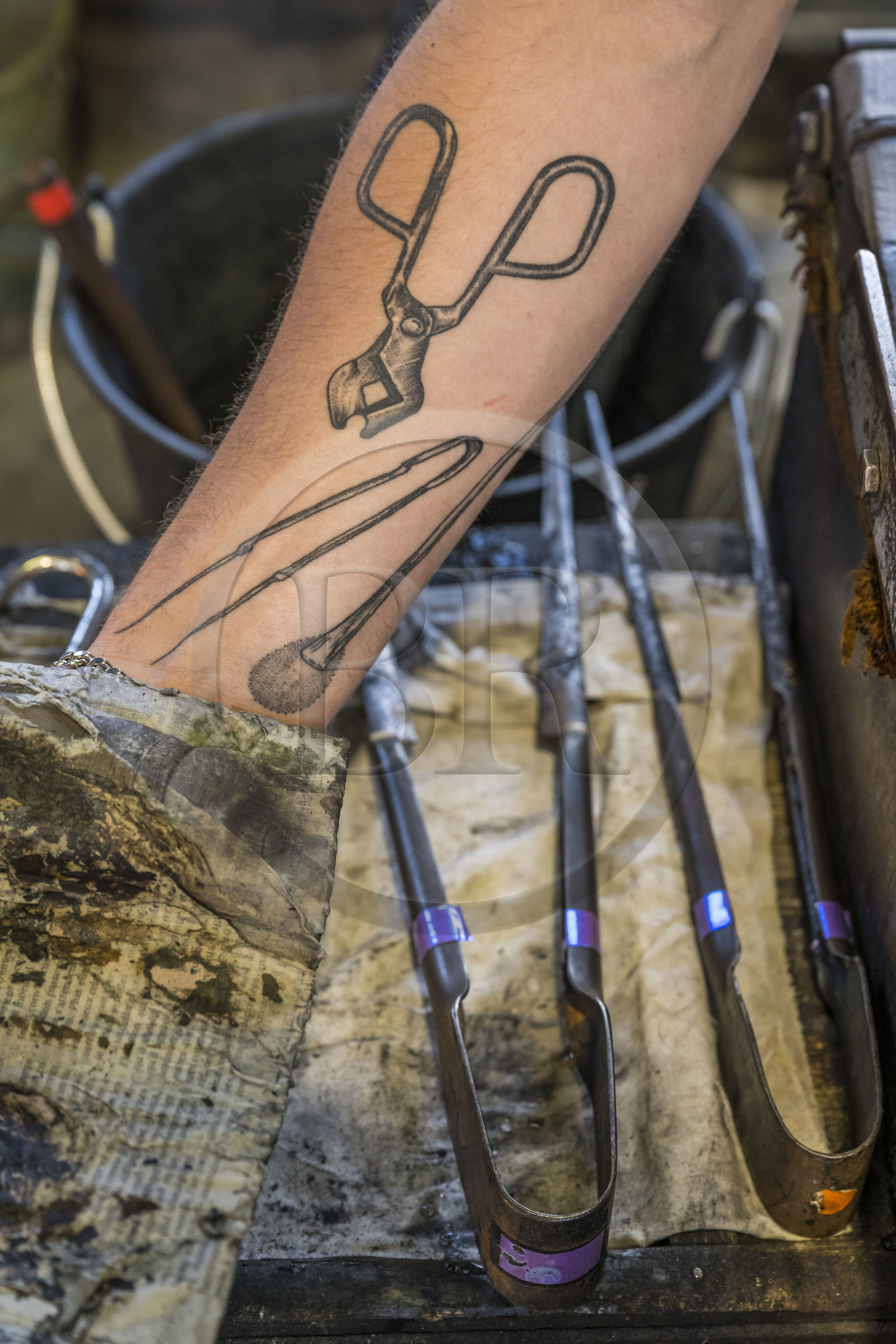 France, Moselle (57), Meisenthal, Centre international d’Art verrier (CIAV), l'atelier de soufflage, tatouages sur le bras du verrier Geoffrey Richard