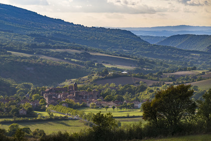 France, Aveyron (12), Causses et les Cévennes, paysage culturel de l'agro-pastoralisme méditerranéen, classés Patrimoine Mondial de l'UNESCO, Sainte-Eulalie-de-Cernon sur route de Saint-Jacques-de-Compostelle