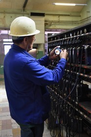 France, Moselle (57), Petite-Rosselle, le musée du carreau Wendel, batiment des mineurs, atelier de lampisterie, récupération et vérification de sa lampe sur batterie par le mineur