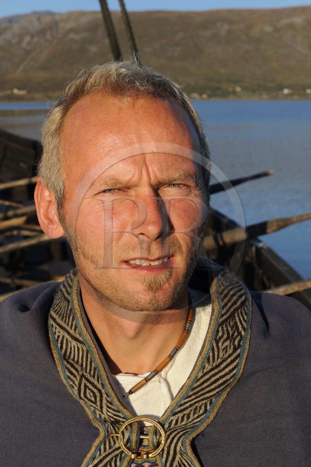 Norvège, Nordland, Iles Lofoten, ile de Vestvagoy, le drakkar (bateau viking) Lofotr construit à l'identique sur le lac de Borg et son capitaine Terje Boe