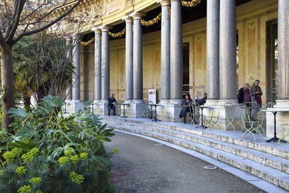 France, Paris (75), Le Petit Palais, construit à l'occasion de l'Exposition universelle de 1900 par l'architecte Charles Girault, le Café sous les colonnes dans le jardin