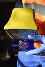 France, Bas-Rhin (67), Schiltigheim, intervention d'ingénieurs de l’Agence nationale pour la gestion des déchets radioactifs (Andra) chez des particuliers pour enlever la radioactivité d’un modèle rare de fontaine au radium centenaire, le contaminamètre mesure le niveau de contamination radioactive résiduelle, ici sur le verre