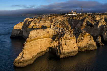 Portugal, Algarve, Lagos, phare à la pointe de Ponta da Piedade (vue aérienne)