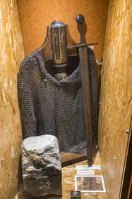 France, Aveyron (12), Causses et les Cévennes, paysage culturel de l'agro-pastoralisme méditerranéen, classés Patrimoine Mondial de l'UNESCO, Sainte-Eulalie-de-Cernon, la Commanderie Templière puis commanderie hospitalière de l'ordre de Saint-Jean de Jérusalem, cotte de mailles en fer ou haube datant de la fin du XVème siècle et épée de taille du XIIIème siècle