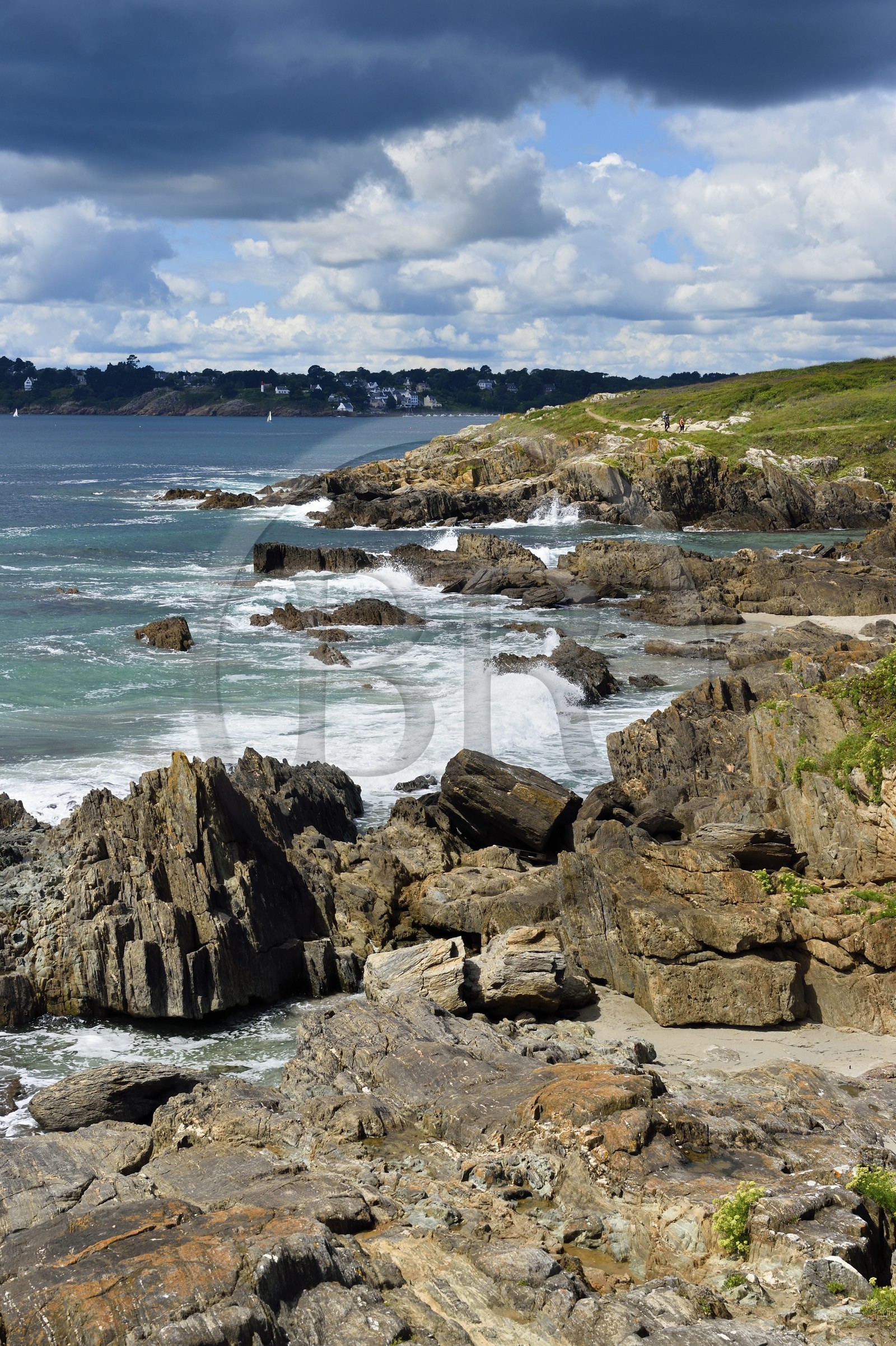 France, Finistère (29), Moelan-sur-Mer, le littoral entre Kerfany les Pins et la plage de Trenez sur le chemin de Grande Randonnée GR 34 ou sentier des douaniers