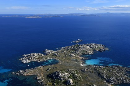 France, Corse-du-Sud (2A), Bonifacio, Réserve naturelle des iles Lavezzi et le cimetière Furcone qui accueille les sépultures des naufragés de la Sémillante, la Sardaigne en arrière plan (vue aérienne)