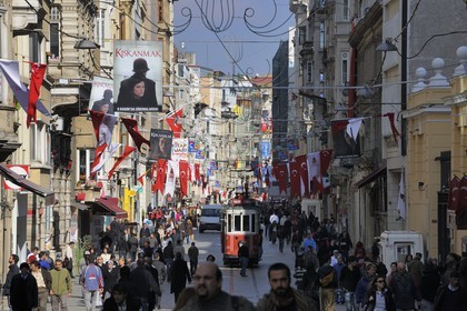 Turquie, Istanbul, quartier de Beyoglu, le vieux tramway dans la rue Istiklal Caddesi