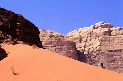 Jordanie, le Wadi Rum, un touriste découvrant les sensations du désert sur une dune de sable rouge