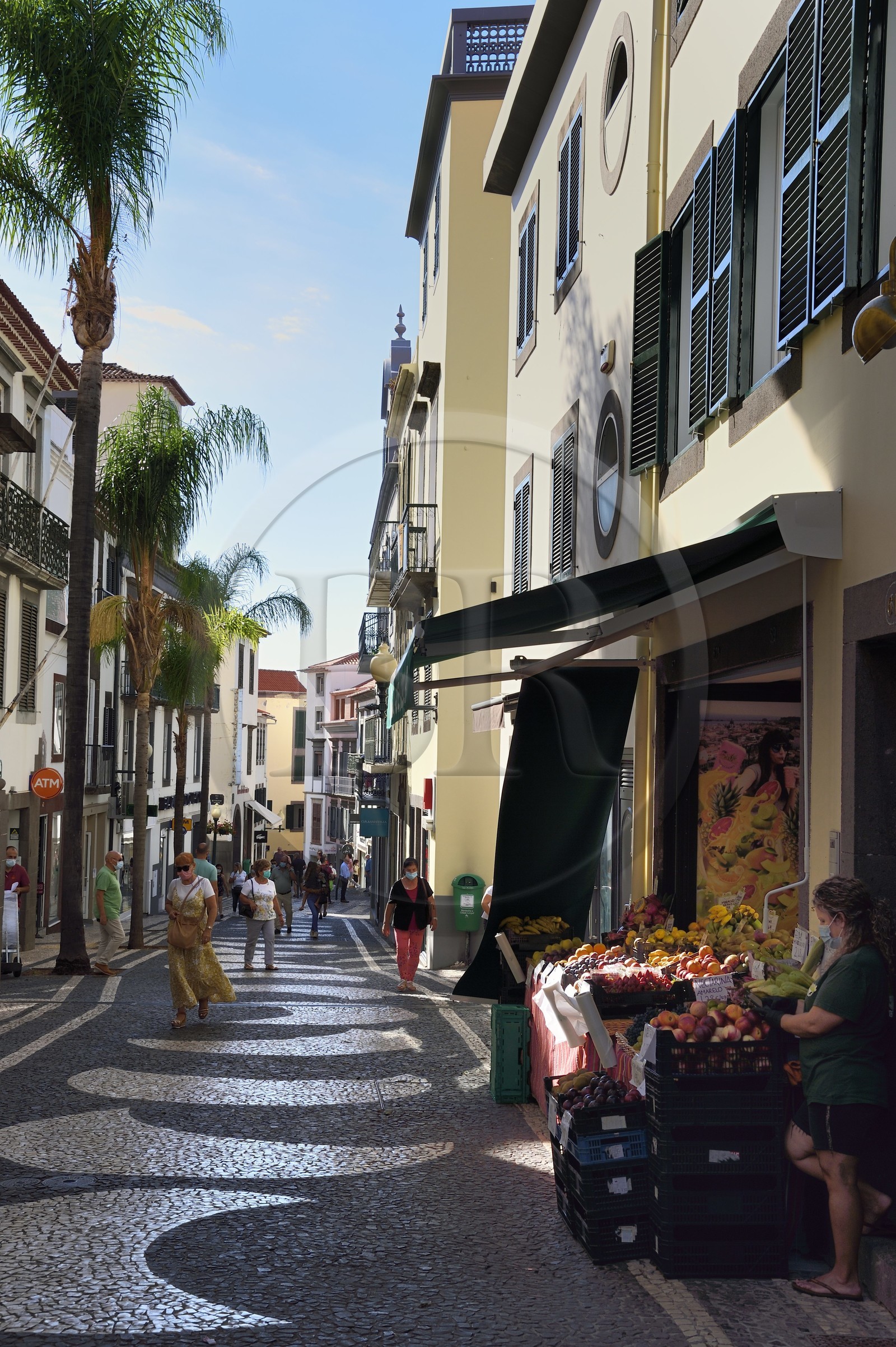 Portugal, Ile de Madère, Funchal, rua Dos Ferreiros joliment pavée dans le quartier historique