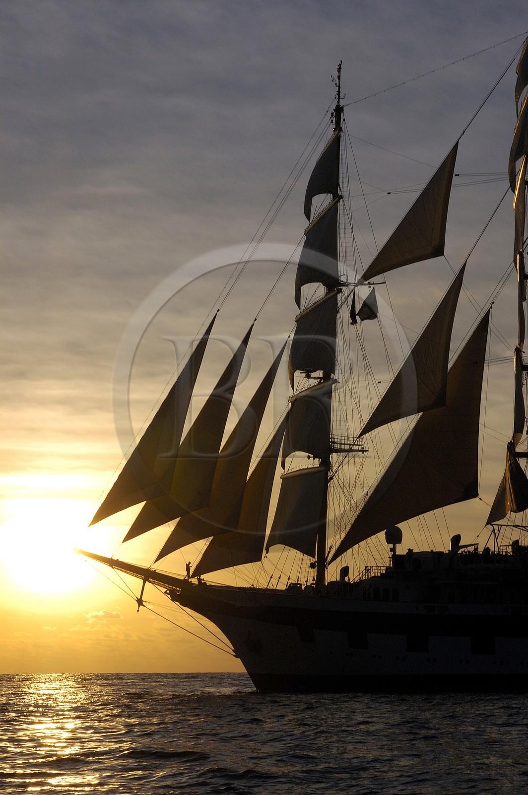 Caraïbes, le 5 mâts SPV Royal Clipper toutes voiles dehors au coucher de soleil