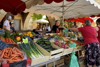 France, Dordogne (24), Périgord Pourpre, Monpazier, labellisé Les Plus Beaux Villages de France, jour de marché sur la place des Cornières au coeur du village