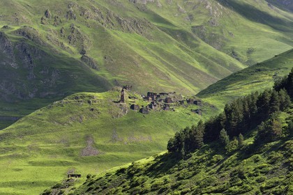 Géorgie, Kakheti, Parc national de Touchétie, vallée de la rivière Alazani dans les montagnes de Pirikiti, village perché de Kvavlo qui surplombe Dartlo
