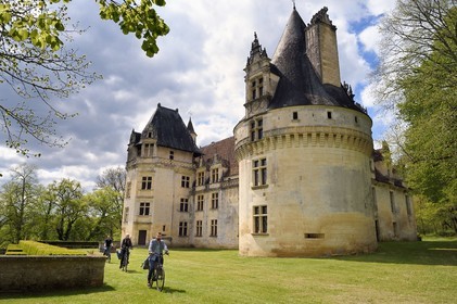 France, Dordogne (24), Périgord Vert, Villars, cyclistes faisant la véloroute la Flow Vélo devant le château de Puyguilhem de style Renaissance