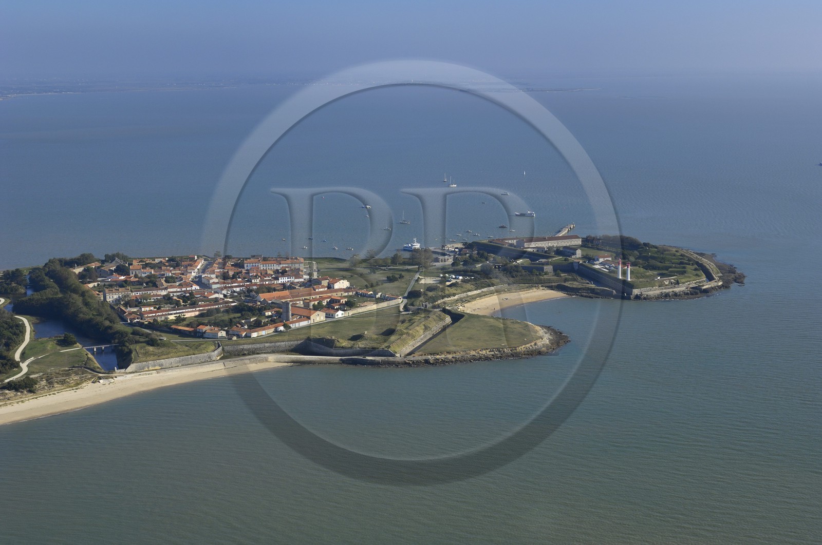 France, Charente-Maritime (17), Ile d'Aix, le bourg (vue aérienne)