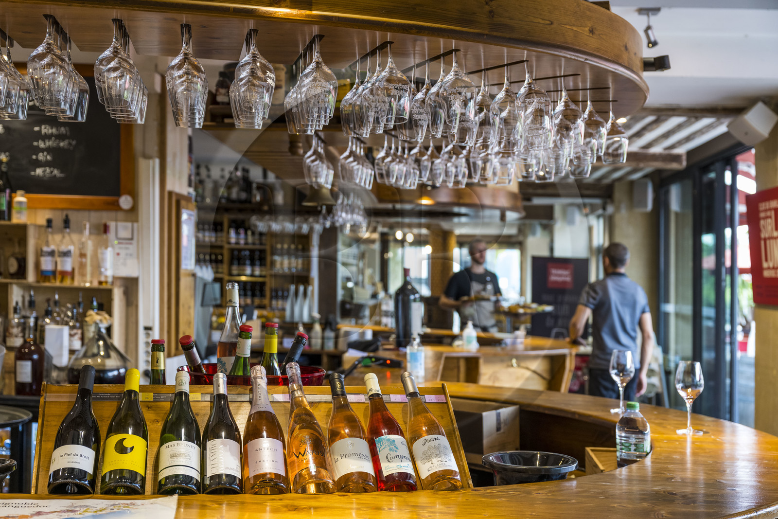 France, Hérault (34), Montpellier,  quartier de Port Marianne, autour du Bassin Jacques Coeur, bar de dégustation des vins et restaurant Le Trinque-Fougasse