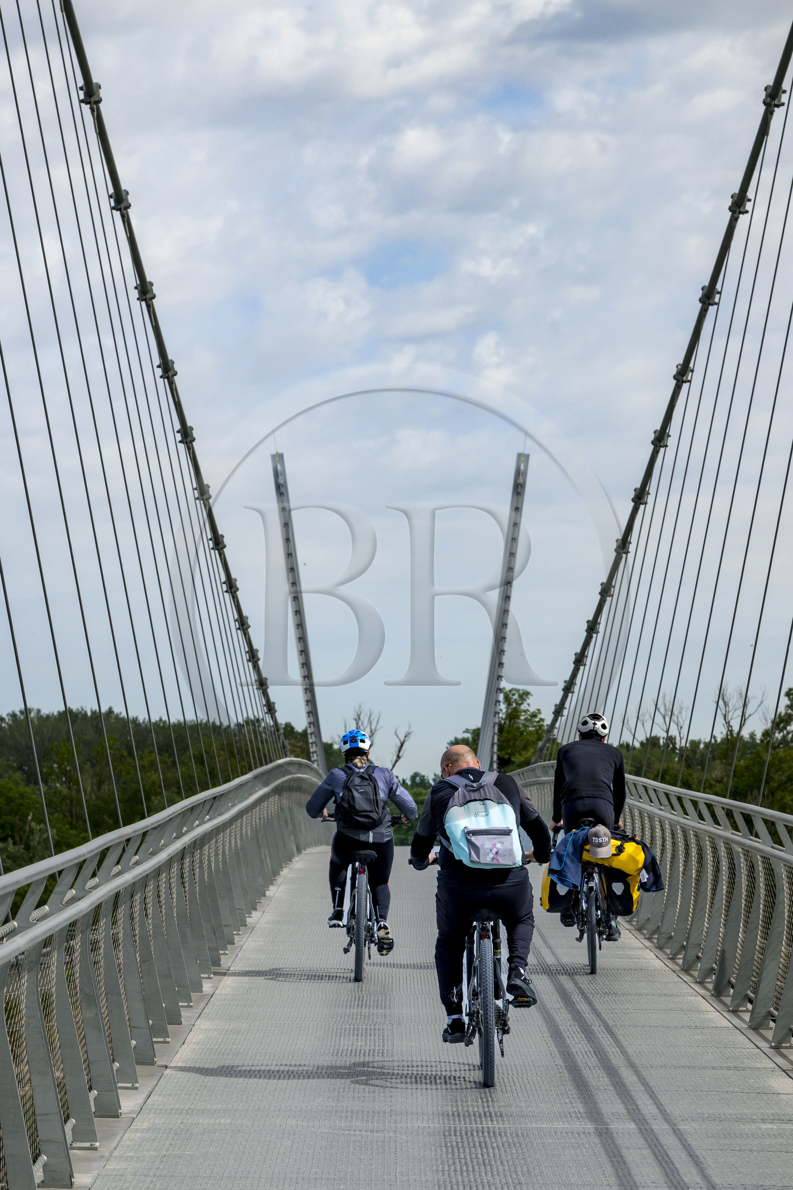 France, Vaucluse (84), Sorgues, véloroute ViaRhona, cyclistes traversant la passerelle suspendue de l’Oiselay-Sauveterre sur le Rhone