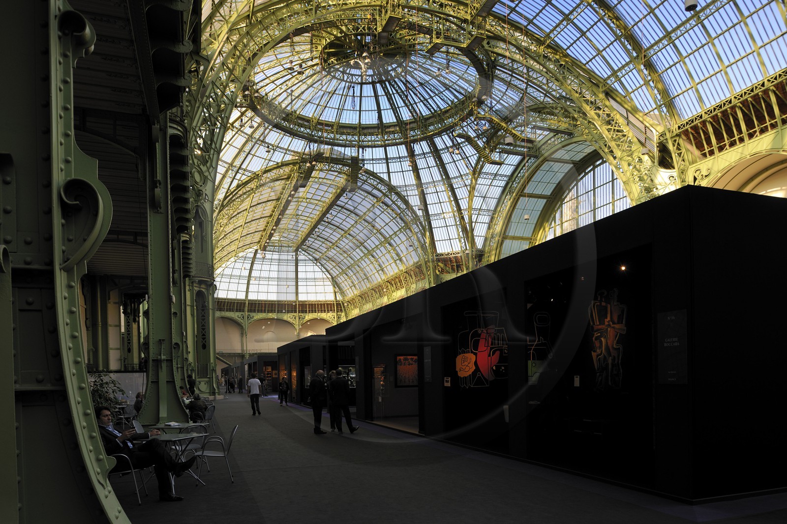 France, Paris (75), le Grand Palais, salon du collectionneur sous la coupole vitrée