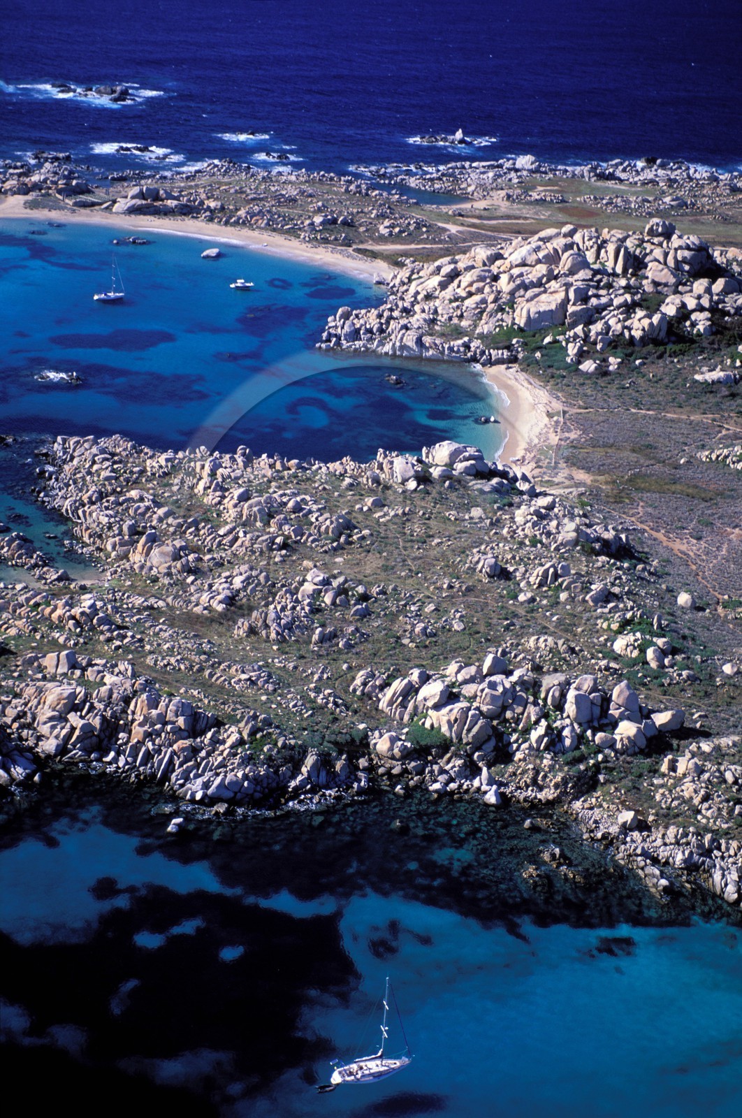 France, Corse-du-Sud (2A), bateaux au mouillage dans l'archipel des îles Lavezzi (vue aérienne)