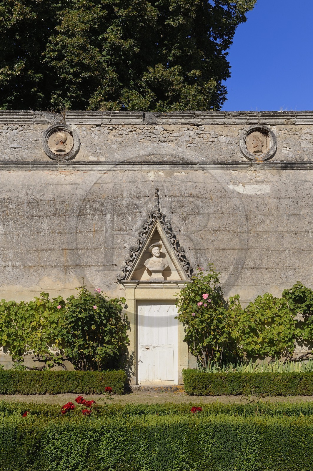 France, Loir-et-Cher (41), château de Villesavin (châteaux de la Loire), buste de François Ier sur un mur de la cour d'honneur
