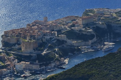 France, Corse-du-Sud (2A), Bonifacio, les falaises calcaires, la citadelle et la vieille ville (vue aérienne)