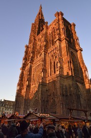 France, Bas-Rhin (67), Strasbourg, centre historique classé Patrimoine Mondial de l'UNESCO, place de la Cathédrale, marché de Noël (Christkindelsmarik) au pied de la Cathédrale Notre Dame