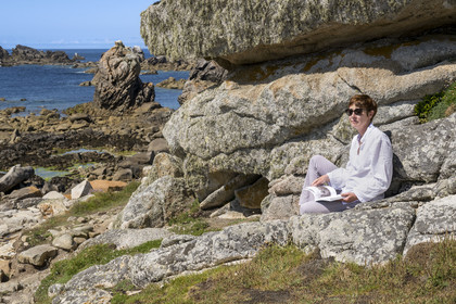 France, Finistère (29), Mer d'Iroise, Ile d'Ouessant, l'éditrice Helene Prigent en promenade à la Pointe de Pern