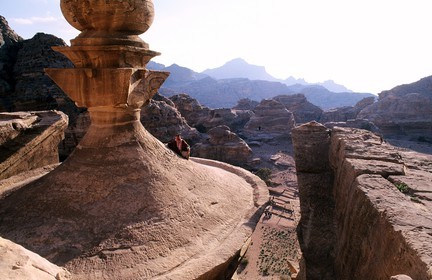 Jordanie, Petra, un bédouin contemple le royaume des Nabatéens, depuis l'urne couronnant Ed Deir (le Monastère)