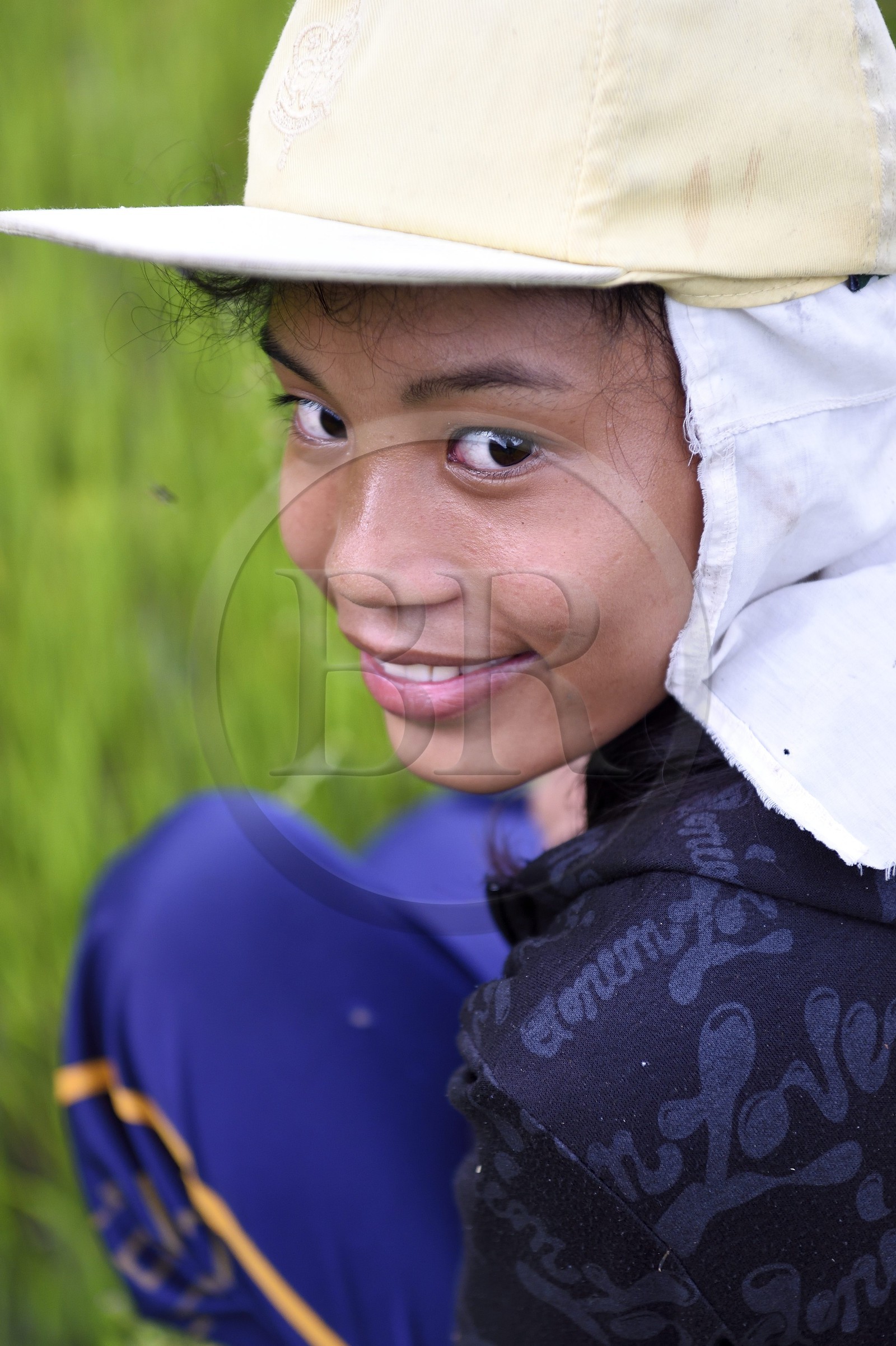Philippines, province d'Ifugao, les rizières en terrasses de Banaue autour du village de Cambulo, classées Patrimoine Mondial de l'UNESCO, Shimah 16 ans qui travaille aux champs
