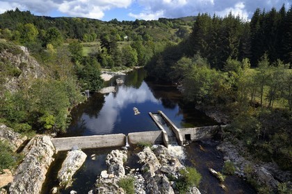 France, Ardèche (07), parc naturel régional des Monts d'Ardèche, massif du Mézenc, vallée de la Loire, Lac-d'Issarlès, passe à poissons au Pont de la Borie