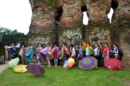 Sri Lanka, province du Centre-Nord, Polonnaruwa, l'ancienne capital du pays (XIe au XIIIe siècle) est classée au Patrimoine Mondial de l'UNESCO, touristes chinoises devant les ruines du Palais Royal