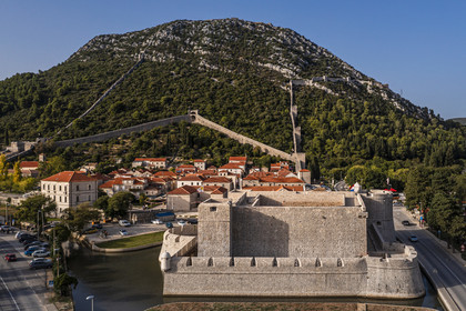 Croatie, Dalmatie, cote dalmate, presqu'ile de Peljesac, la vieille-ville de Ston et le Fort Kastio en premier plan (vue aérienne)